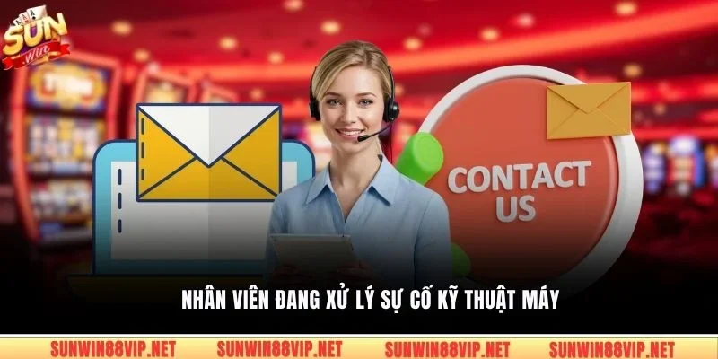 Nhân viên đang xử lý sự cố kỹ thuật máy